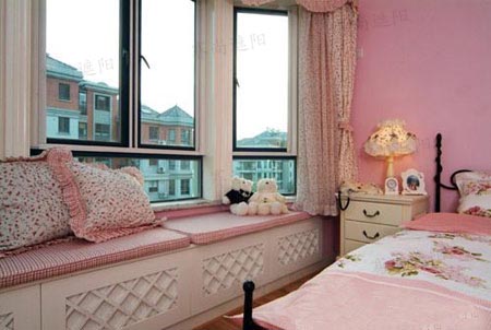 實用方便的床頭柜