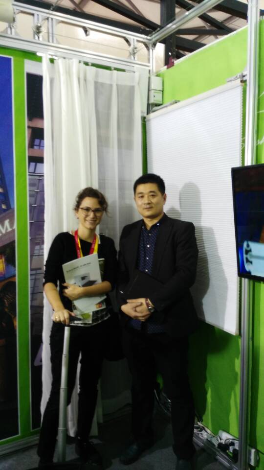 外貿李經理跟外國客戶合影