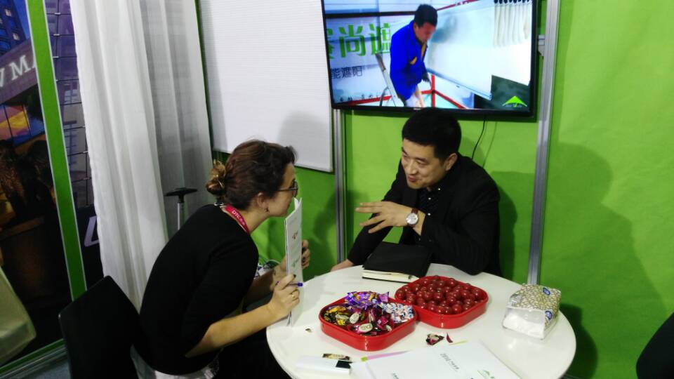 外貿李經理跟外國客戶親切溝通