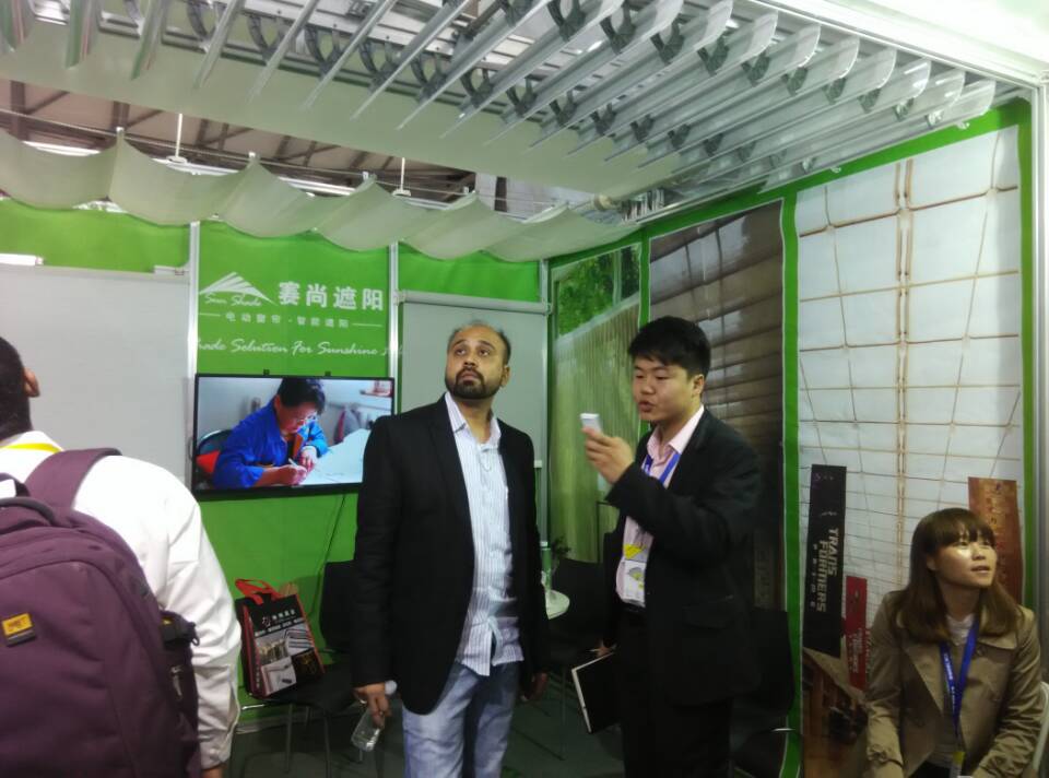 外貿員工向國外客戶展示賽尚電動百葉