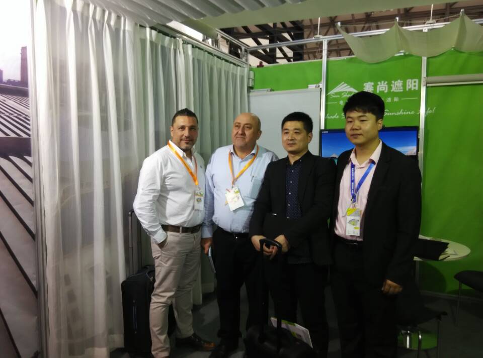 與國外客戶合影照