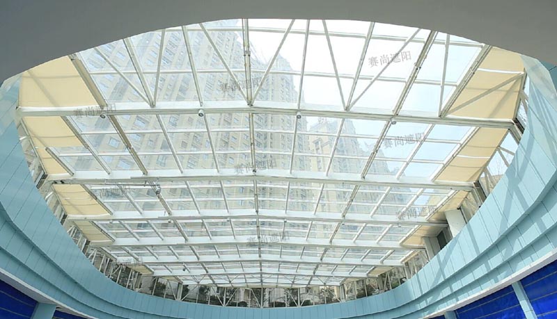 歡樂谷采光頂電動天棚簾關閉圖