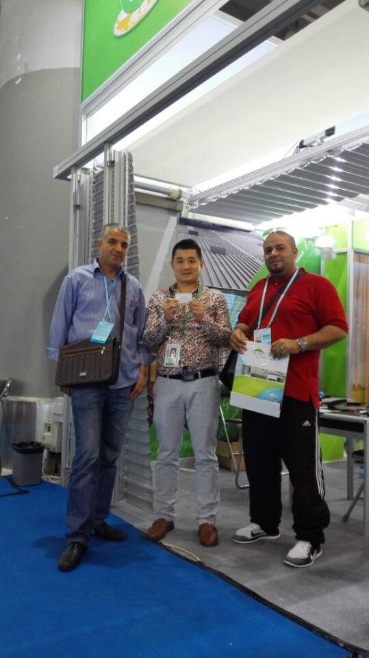 外貿經理與參觀外賓合影 外貿經理與參觀外賓合影