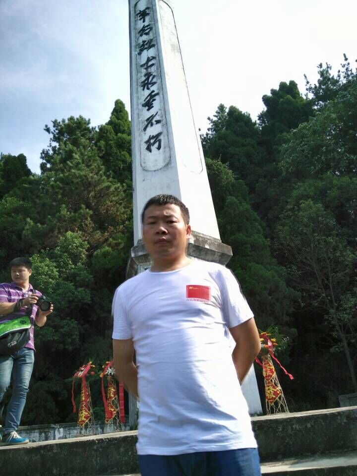 金總在烈士紀(jì)念碑下留影