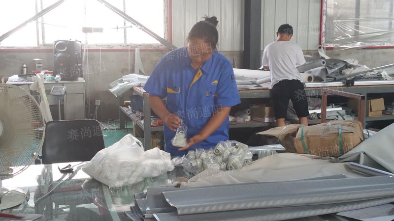 彭姐在整理產品配件