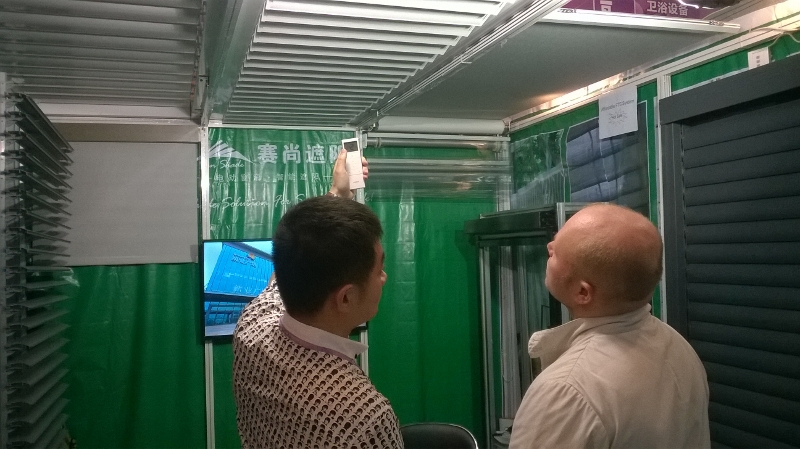 外貿李海水經理向國外客戶介紹產品