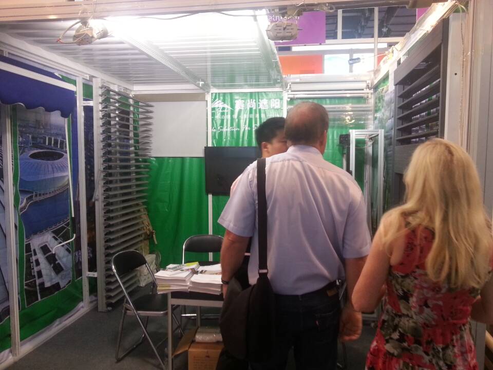 外貿張昭同志向國外客戶展示產品