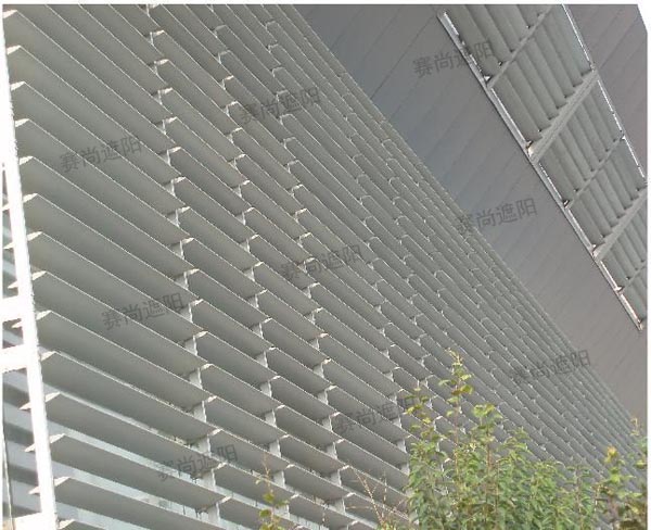 電動遮陽板在玻璃幕墻上的應用實景圖