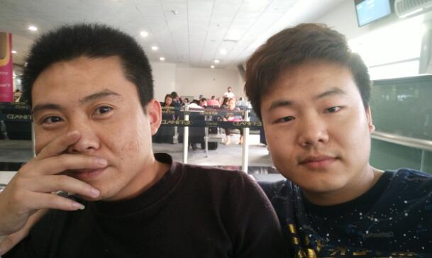 坐了一宿飛機(jī)，團(tuán)隊(duì)成員略顯疲憊