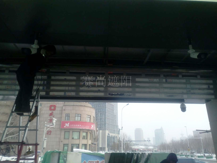 天津地鐵5號線文化中心站等站點水晶卷簾門安裝實況