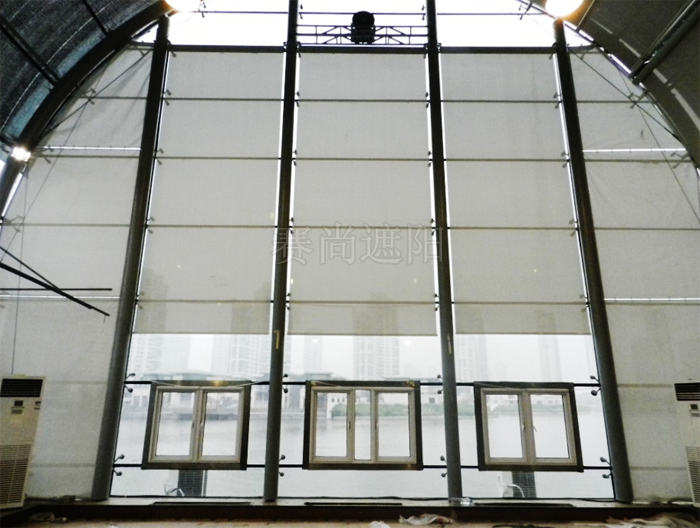 立面室內采用電動卷簾遮陽應用