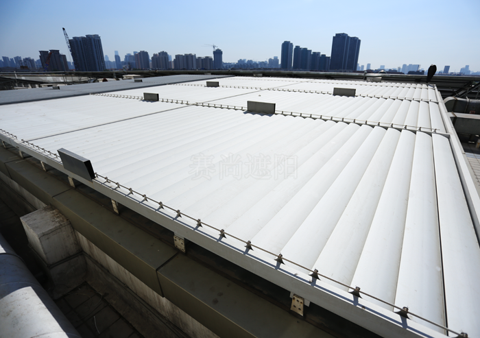 醫院建筑大廳采光頂上方應用梭形百葉遮陽實景效果