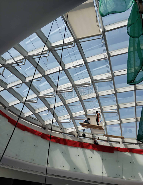 廈門五通博覽中心電動遮陽系統工程正在安裝施工中