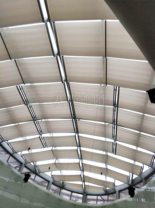 安裝頂部遮陽系統后頂部玻璃幕墻實景圖