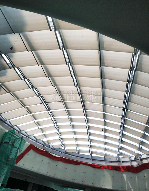 安裝頂部遮陽系統后頂部玻璃幕墻實景圖