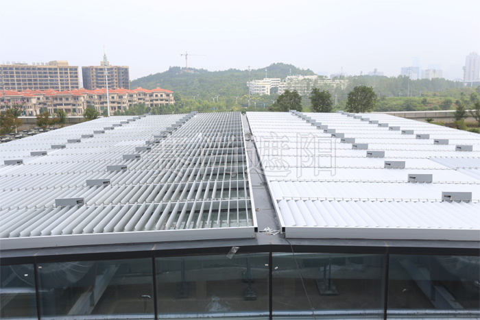 建筑玻璃頂部外遮陽活動百葉應(yīng)用實景圖
