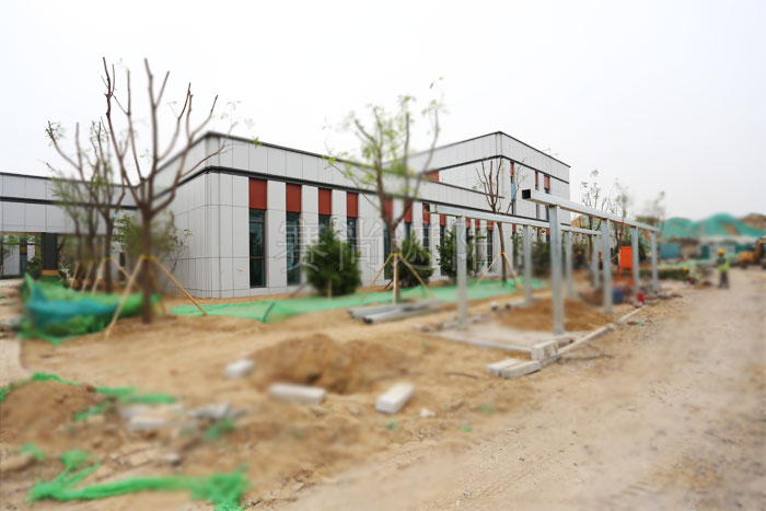 新機(jī)場房外裝戶外防風(fēng)卷簾工程現(xiàn)場實景圖