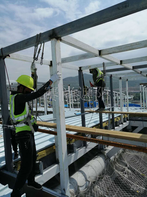 西寧新華聯(lián)國(guó)際旅游城采光頂遮陽系統(tǒng)項(xiàng)目進(jìn)場(chǎng)施工