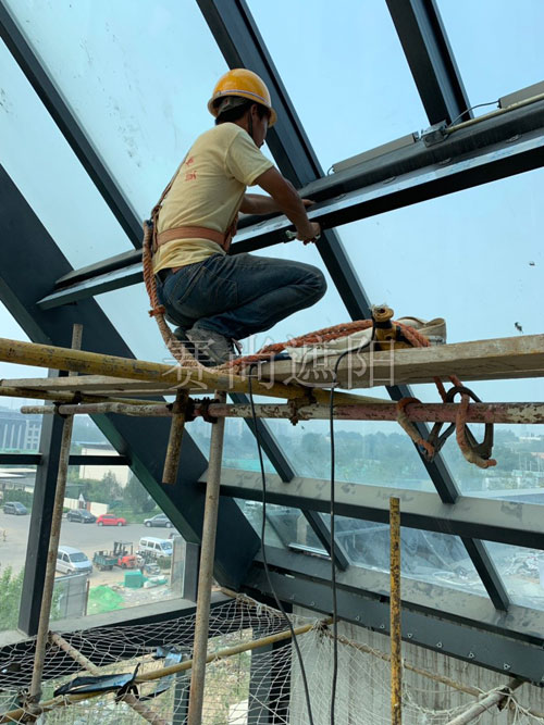 遠洋天著春秋37#樓電動百葉工程梭形百葉現場施工圖