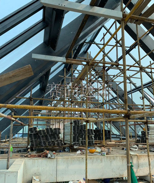 遠洋天著春秋37#樓電動百葉工程梭形百葉現場施工圖