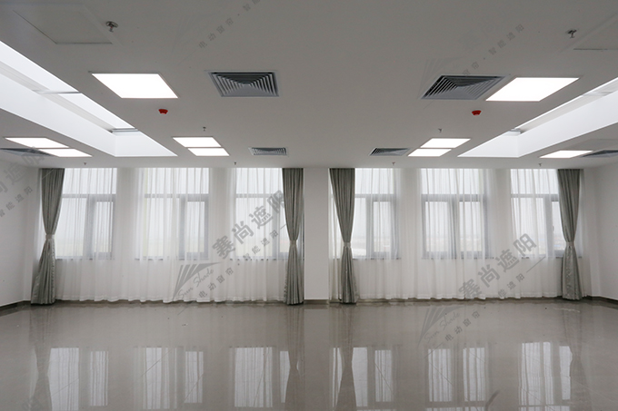 圖:某酒店會議室電動開合簾實景圖 圖:某酒店會議室電動開合簾實景圖