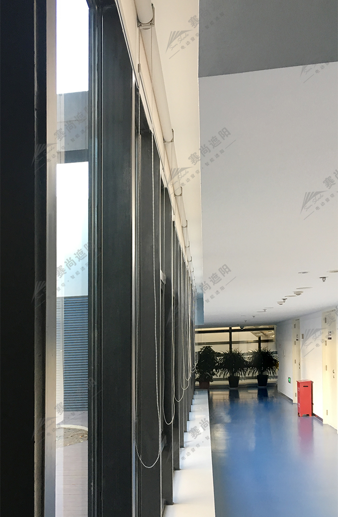 工程手動卷簾實景圖 工程手動卷簾實景圖