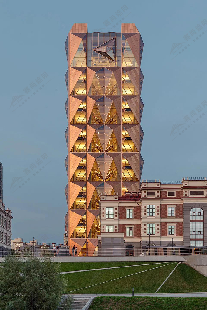 建筑的冠部結合了RCC的新標識 建筑的冠部結合了RCC的新標識