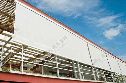 圖一：室外電動卷簾（鋼索導向）實景圖