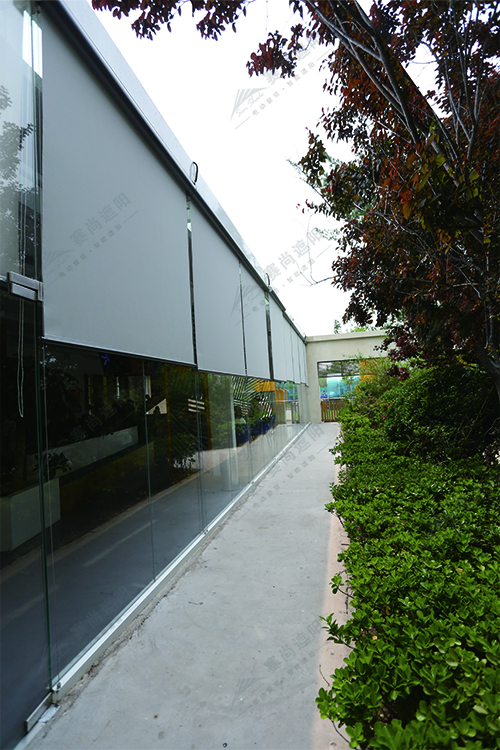 圖二：室外電動卷簾（鋼索導向）實景圖