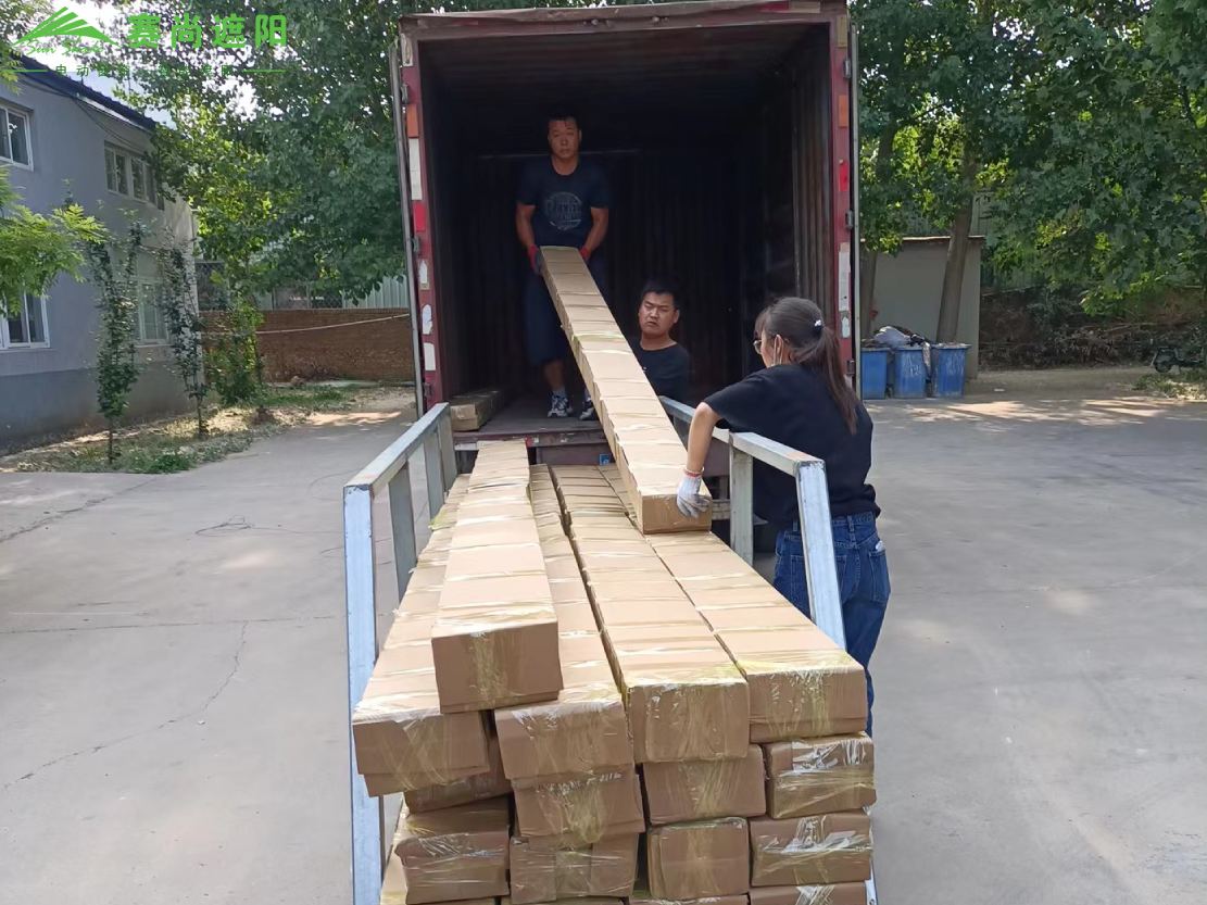 圖：防風卷簾裝車發貨